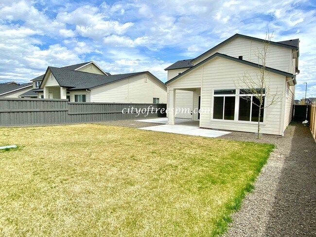 Building Photo - BEAUTIFUL 4 bed 2 1/2 Bath Located in Cent...