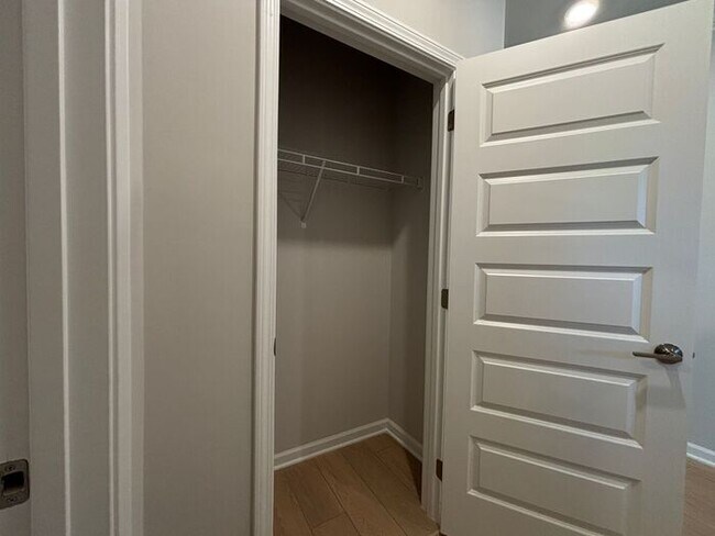 Building Photo - Look and lease in Athens