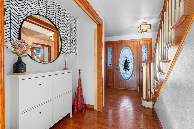 Building Photo - 5 BEDROOM 4.5 BATH PRIVATE BACKYARD