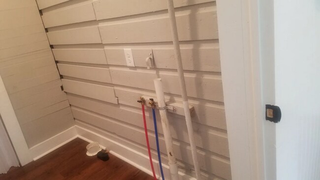 Building Photo - Spacious 2 Bedroom 1 Bathroom Home WIth Huge Backyard