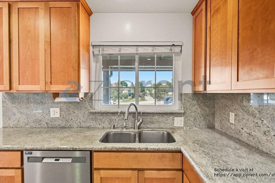 Building Photo - 38289 Ballard Dr