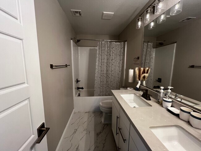 Building Photo - 10147 W Meranto Ave