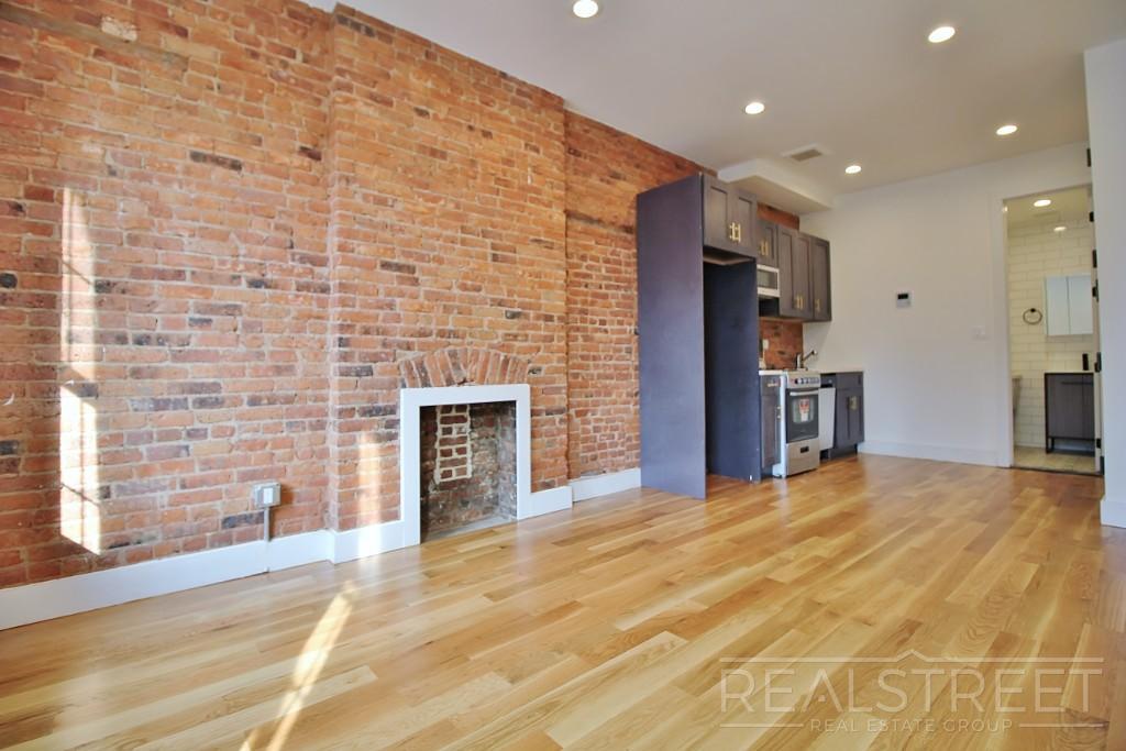 Building Photo - Spacious Modern 1 Bedroom