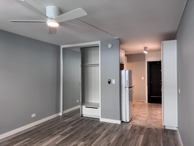 Building Photo - Studio W/Bath/No Parking-Close to UH - Man...