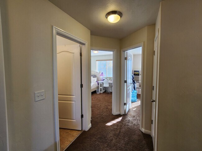 Building Photo - Great 5 Bed 2.5 Bath Home Newly Remodeled
