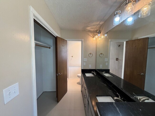 Building Photo - Beautiful 3bed/2.5bath Updated Westside Norman Home Available for Rent!