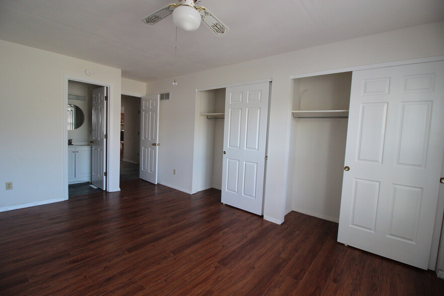 main bedroom - 4510 Jamieson Ave