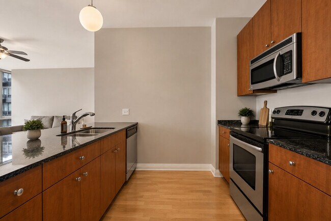 Building Photo - 565 W Quincy St