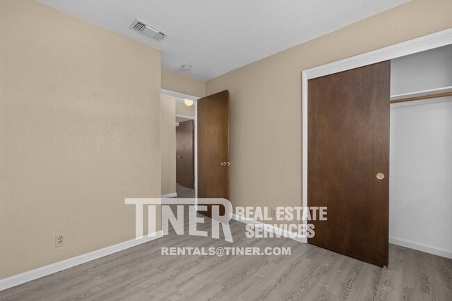 Building Photo - Darling 3 Bedroom Near Downtown - Location...