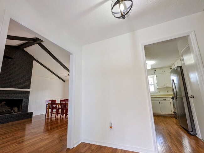 Building Photo - DUPLEX-Upstairs Unit | 3 Bedroom 2 Bathroo...