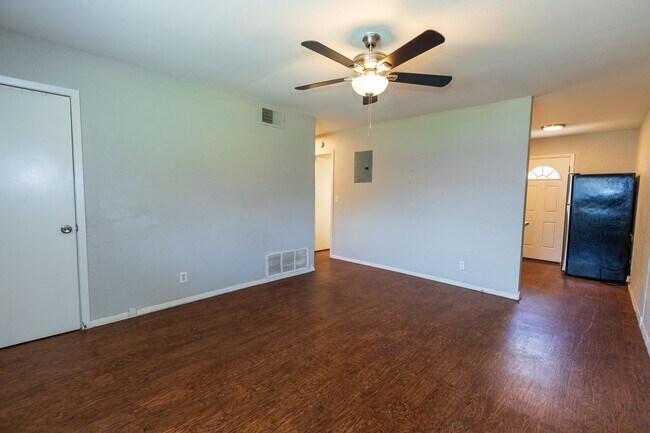Building Photo - 1304 N Irvington Ave