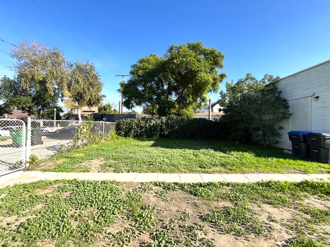 Building Photo - REMODELED 2 BED, 1.5 BATH IN CORONA
