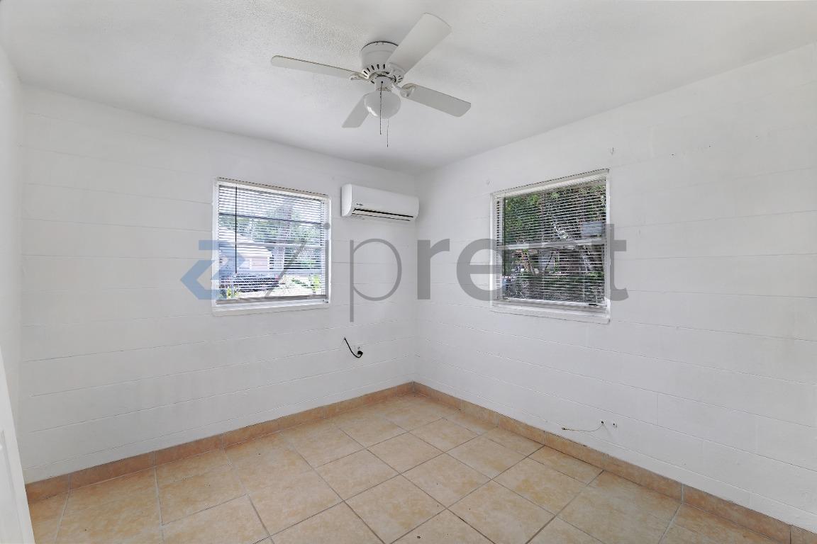 Building Photo - Unit