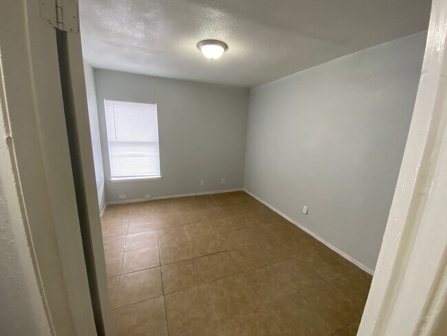 Building Photo - Comfortable 2BR/1BA- Home Available Now!