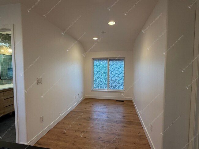 Building Photo - Find a piece of serenity in Historic Old Bend! (Unfurnished)