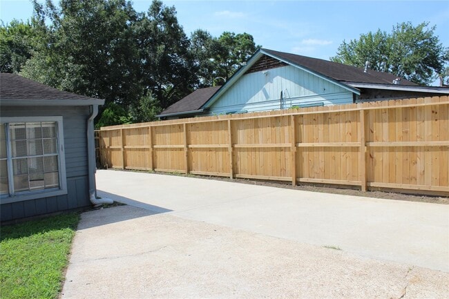 Building Photo - 7739 Greendowns St