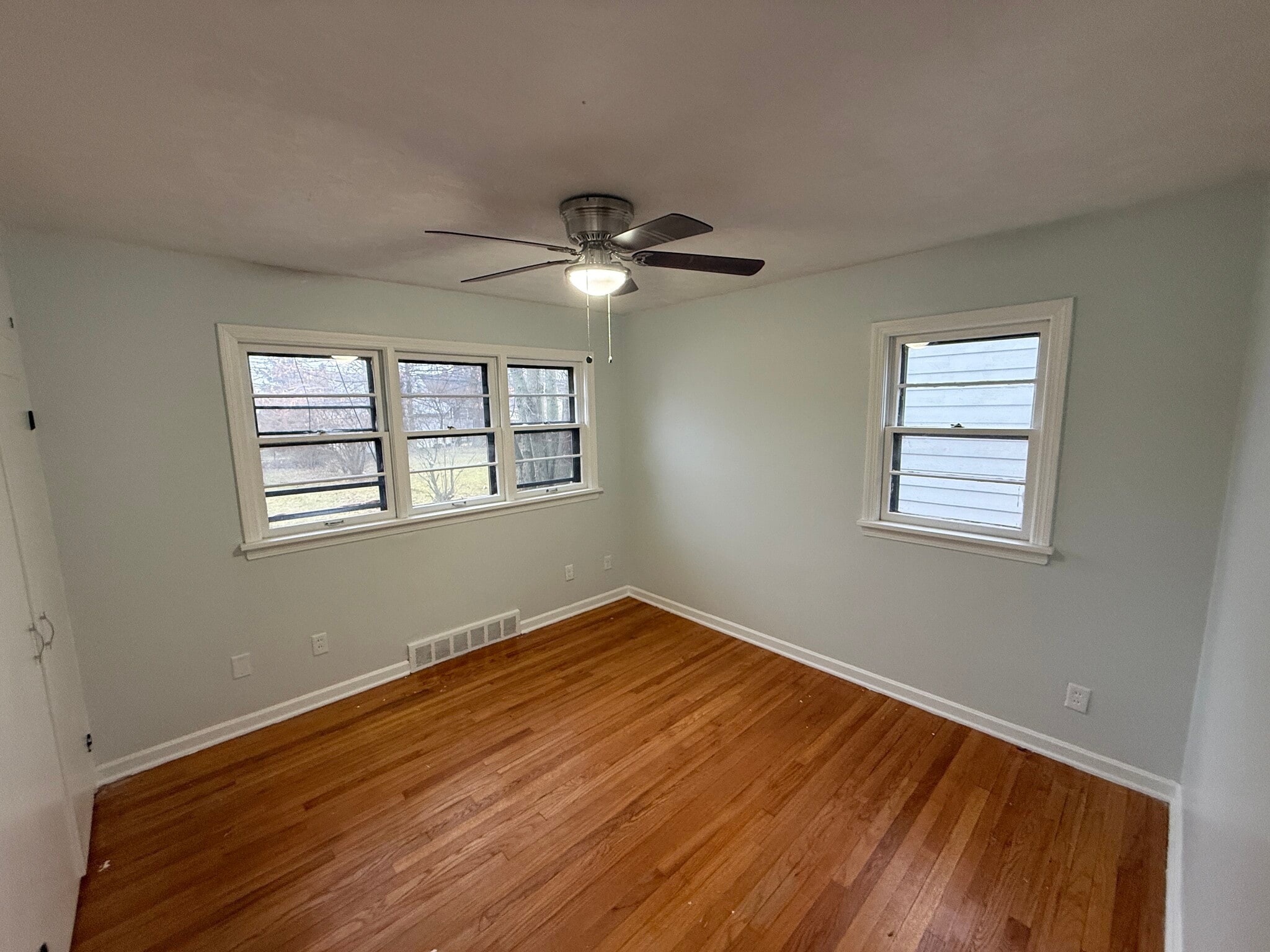 bedroom 1 - 4185 Eastway Rd