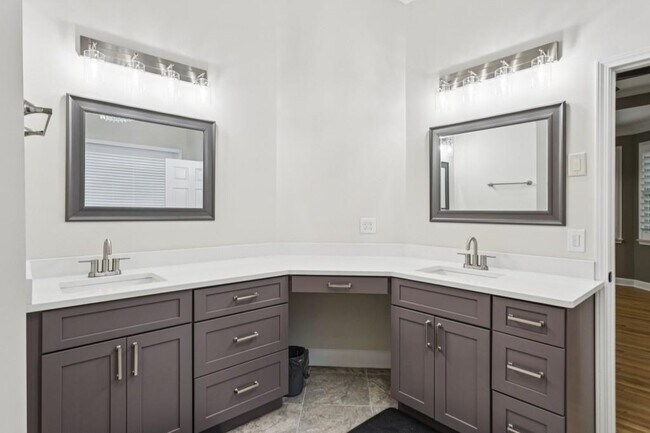 Building Photo - 5032 Hickory Hills Dr
