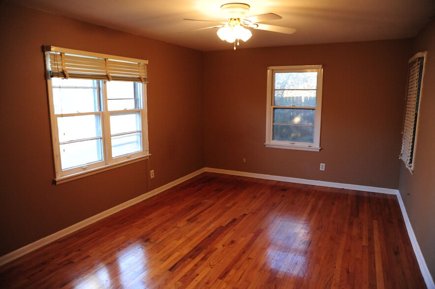 Bedroom 2 - 1233 West Brooks Street