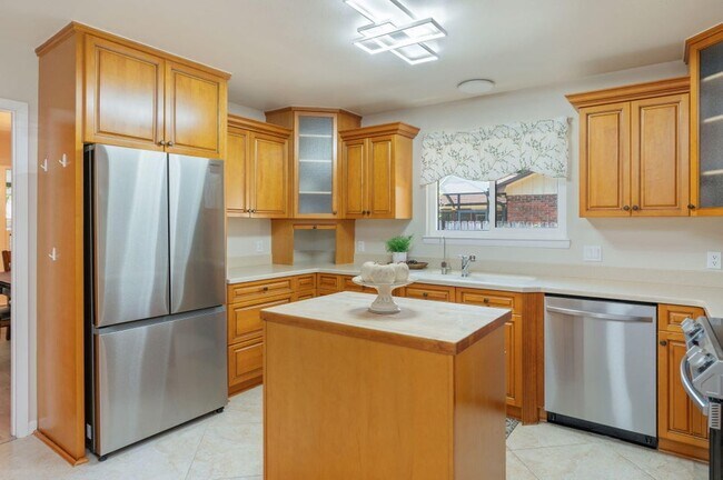 Building Photo - 512 Samana Way