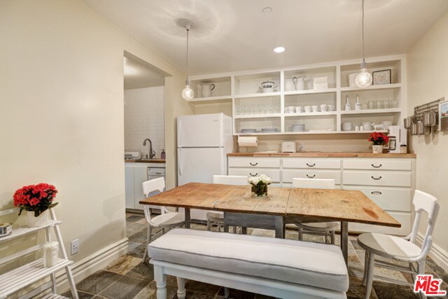 Building Photo - 707 Palisades Beach Rd