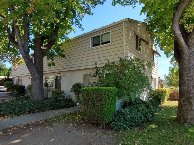 Building Photo - 834 Opal Dr