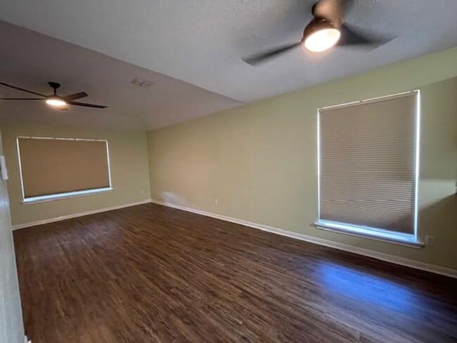 Building Photo - 806 Parkview Cir