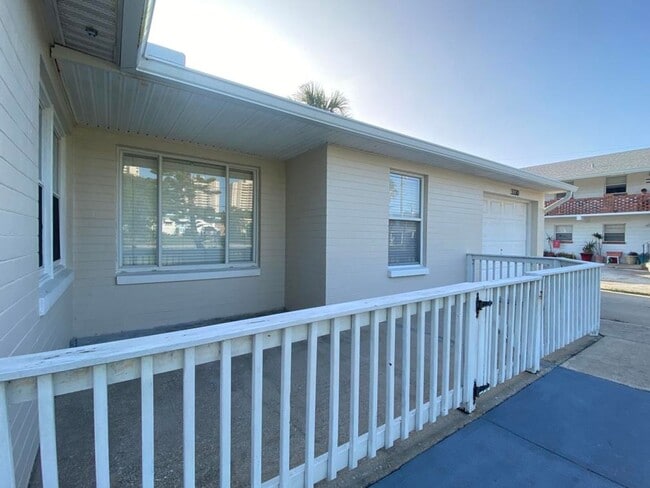 Building Photo - Two Bedroom Beachside Duplex with Garage!