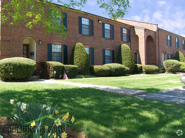 Building Photo - Bridle Path