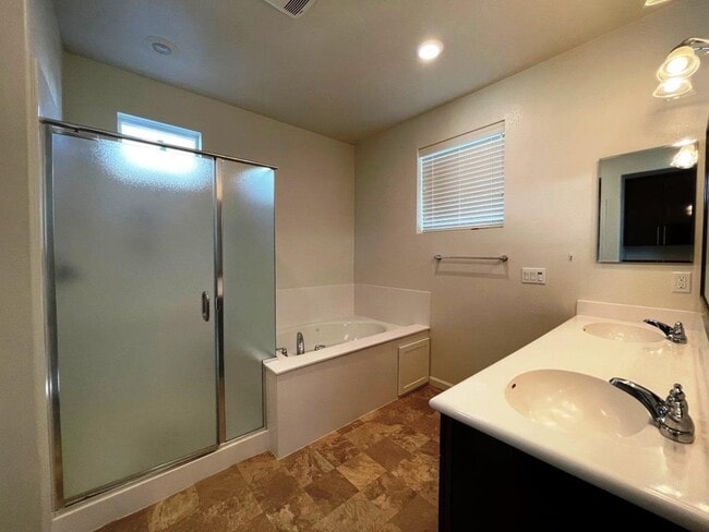 Building Photo - 168 Llano de los Robles Ave