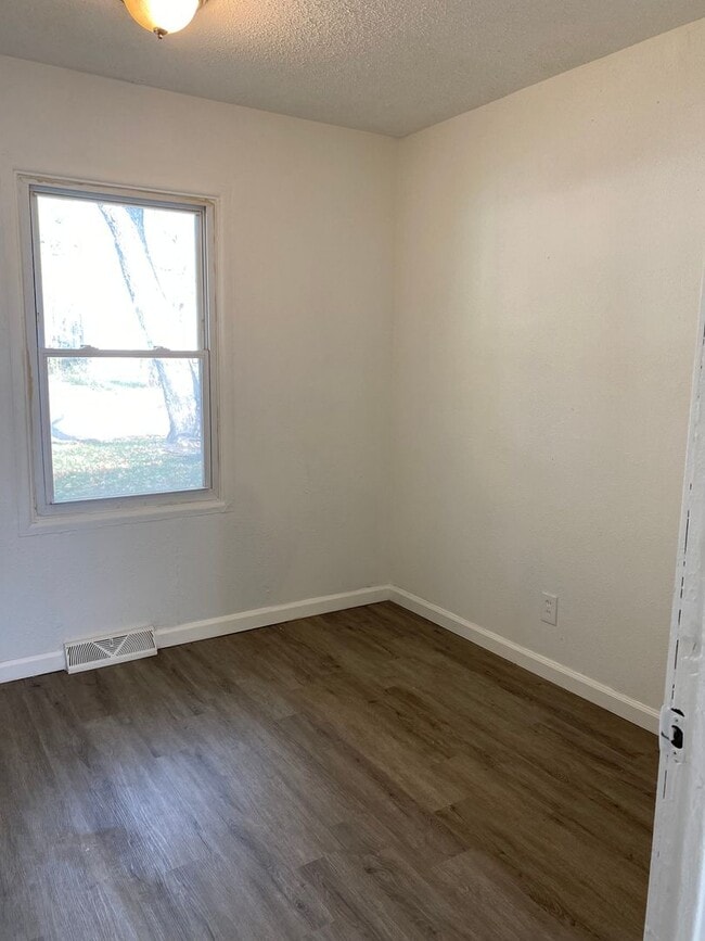 Building Photo - LIMITED TIME**NO APPLICATION FEE**1/2 OFF DEPOSIT**