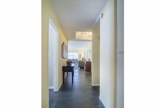 hallway leading to bedrooms - 4313 Van Nuys Blvd