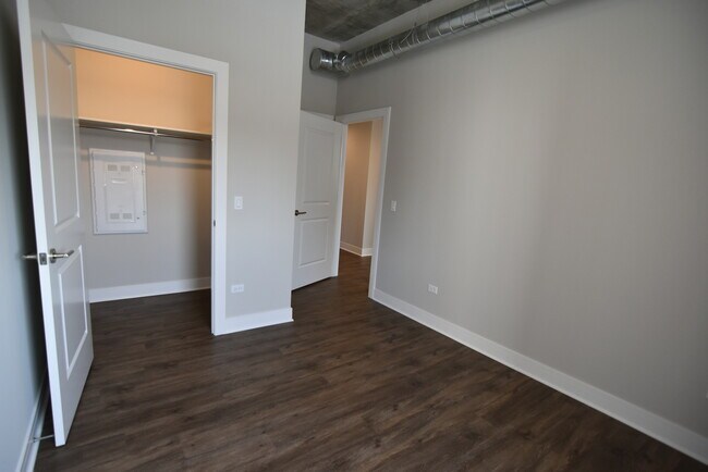 Building Photo - 3833 N Broadway