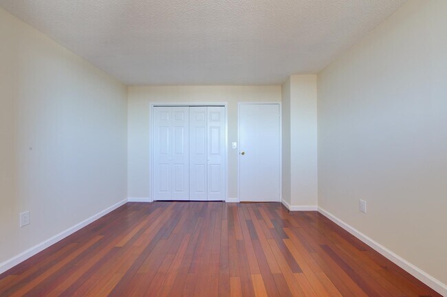 Building Photo - 1332 Harmon Cove Tower