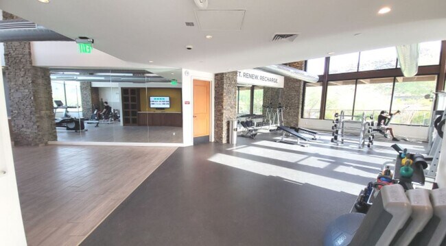 Building Photo - Luxury at Vistal
