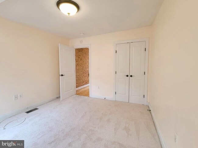 Building Photo - 432 E Clement St