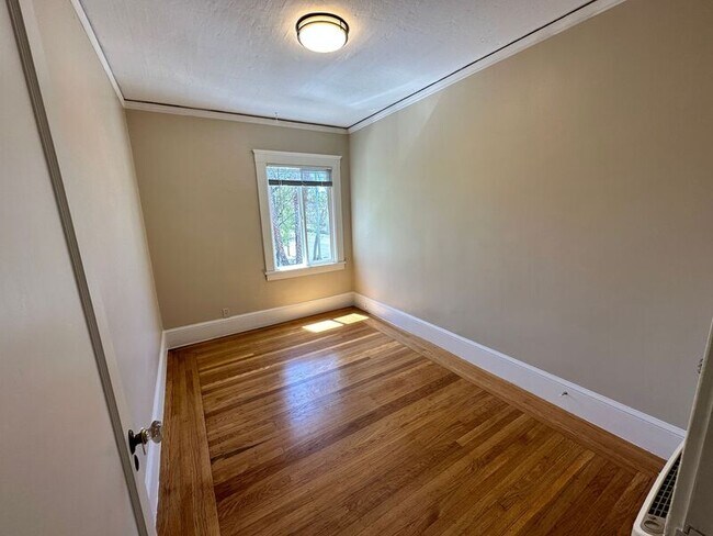 Building Photo - 780 61st St