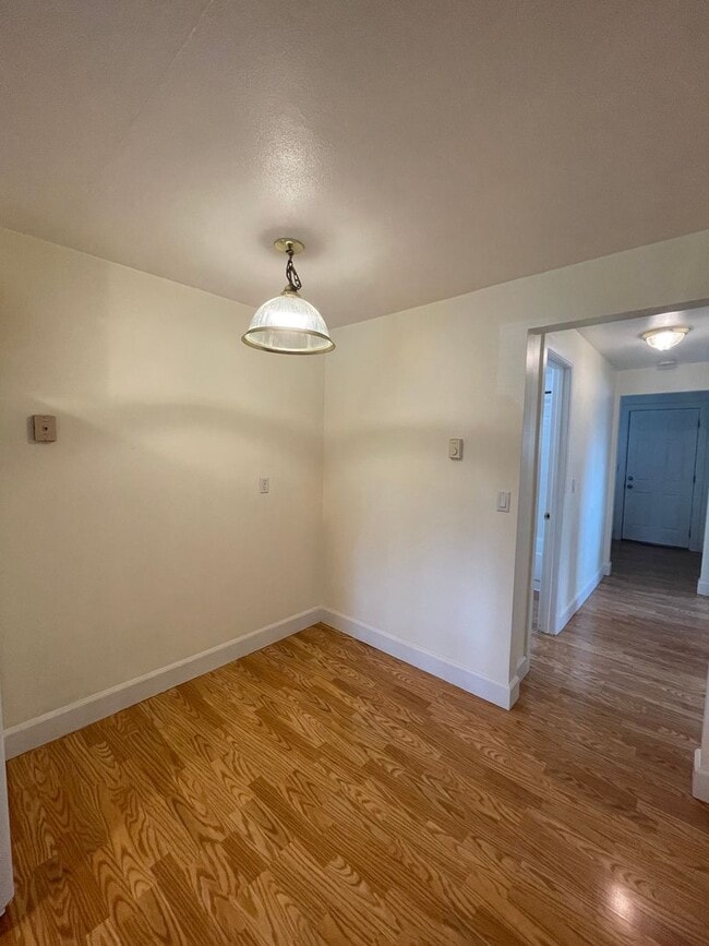 Building Photo - Cozy 2BD Duplex with carport!