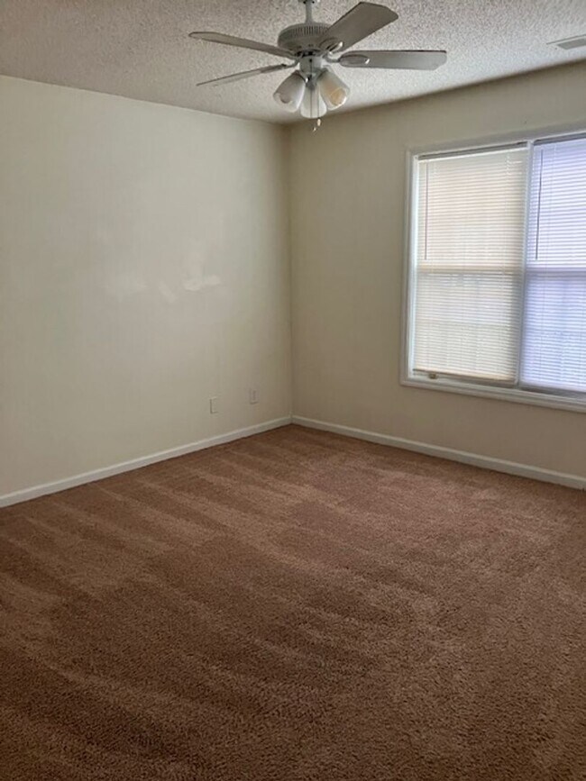 Building Photo - 705-D