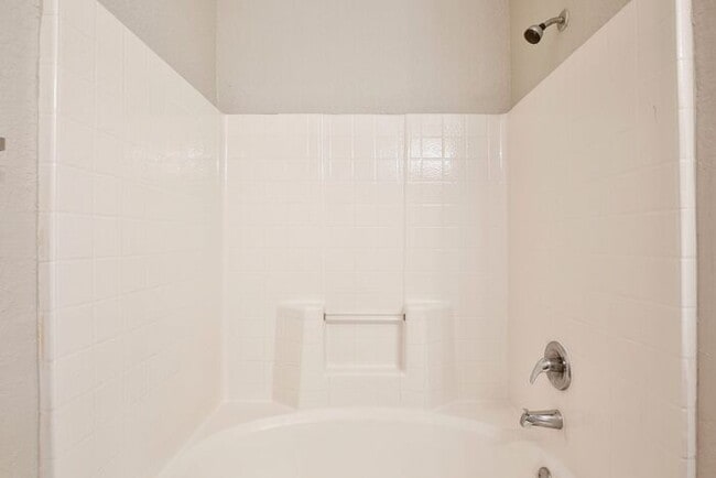 Building Photo - Perfect 2/2 Split Floorplan Condo with Washer/Dryer in Lovely Crescent Place at Lake Lotus Condom...