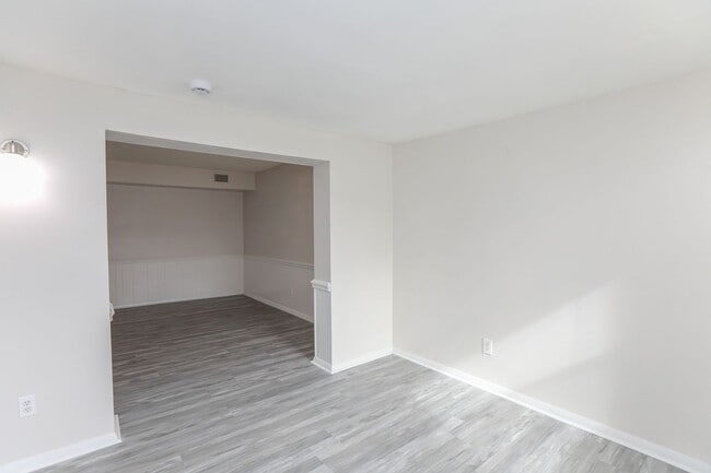 Building Photo - Bright, Updated & Prime Location!