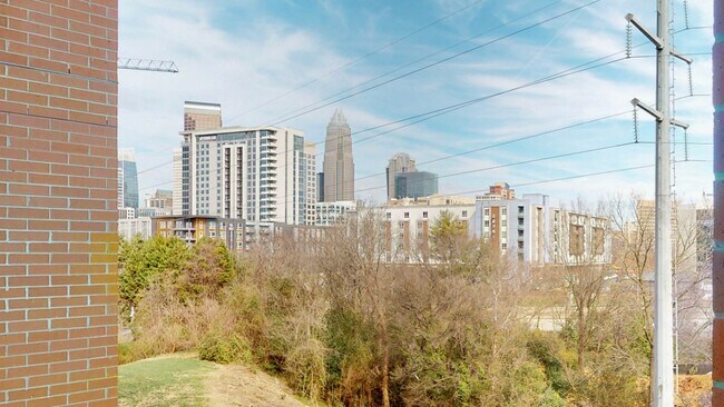 Building Photo - 701 Royal Ct