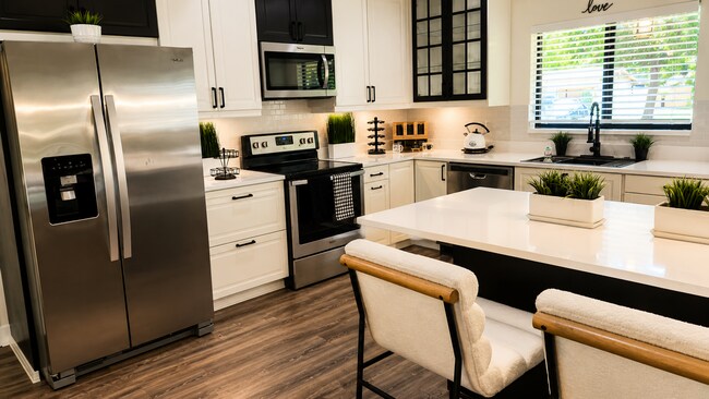 Building Photo - FURNISHED Beautiful Pool Home x Rent in Winter Park Close to Rollins College !