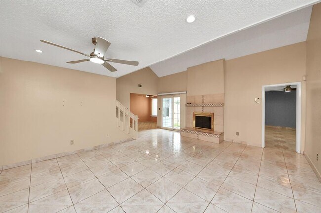 Building Photo - 2029 Highland Hills Dr