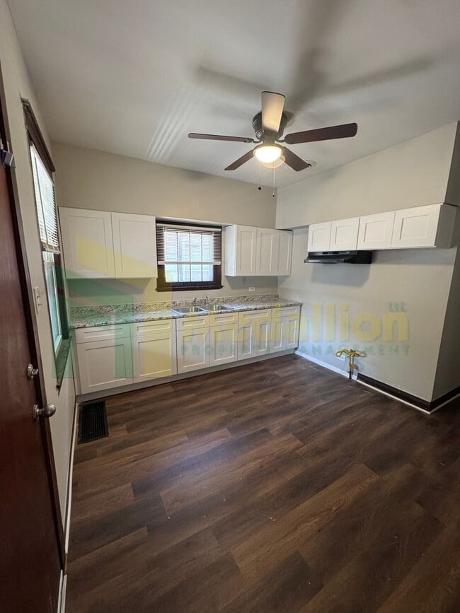 Building Photo - Updated Bungalow - 4Bed - Great location!