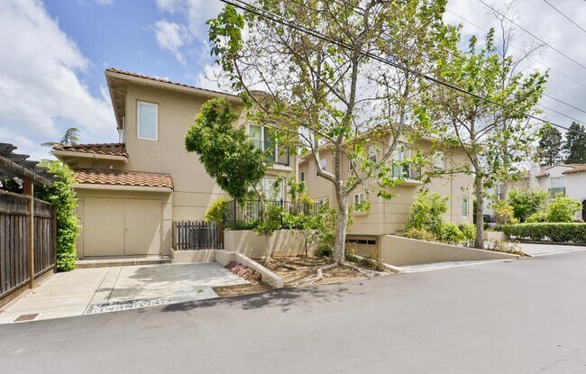 Building Photo - 492 Tyndall St