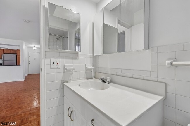 Building Photo - 135 S Maple Ave