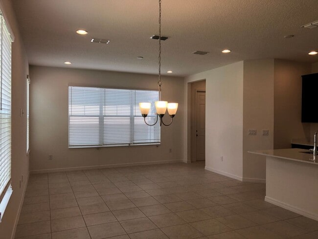 Building Photo - 4BD/3.5BA Townhome in Ravenna Winter Garden!