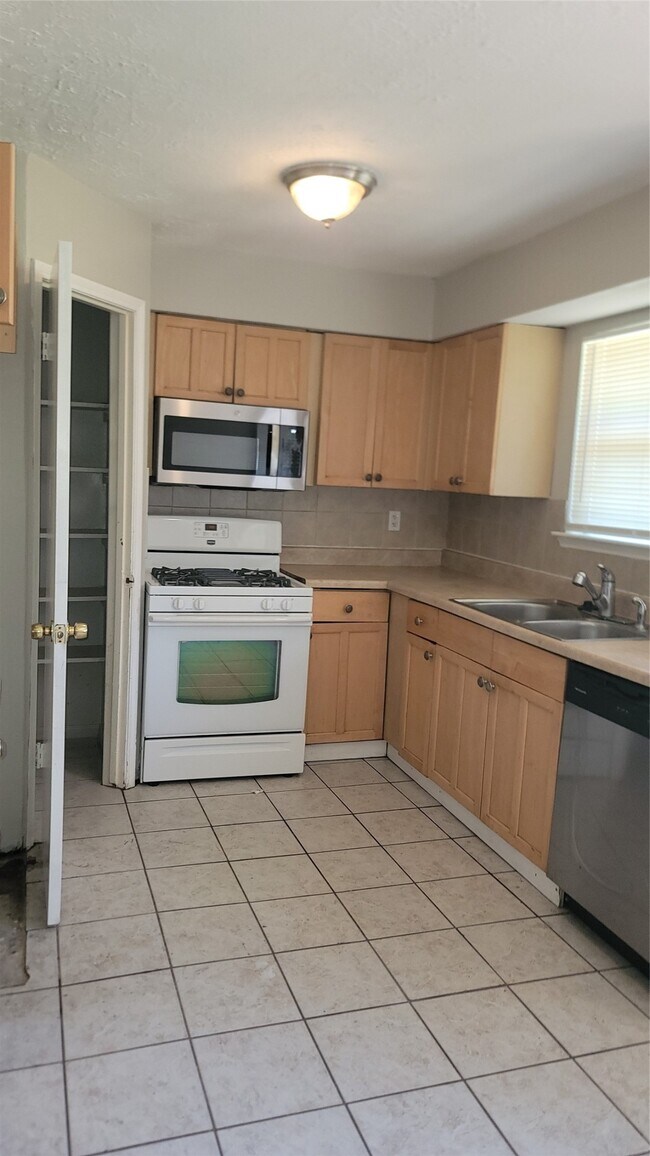 Building Photo - 16815 Methil Dr