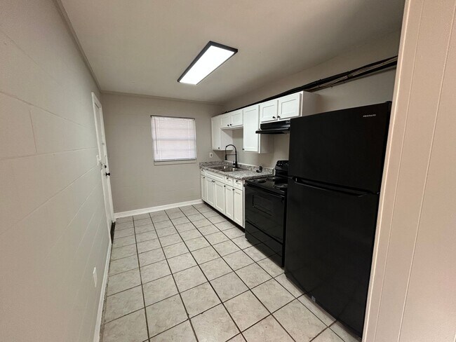 Building Photo - 2150 Saxon St